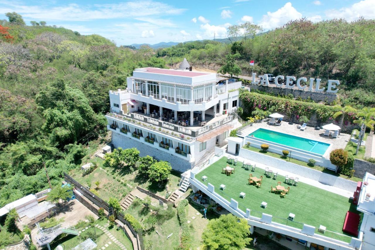 La Cecile Hotel & Cafe Komodo Лабуан Баджо Екстериор снимка
